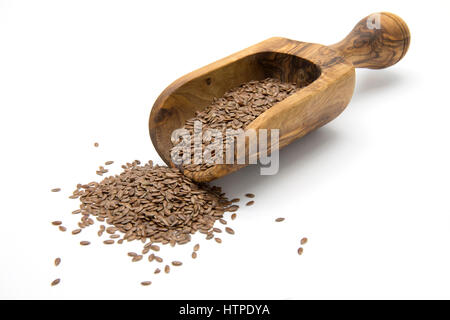 Leinsamen in hölzerne Schaufel auf weißen Hintergrund isoliert Stockfoto
