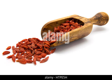 Getrocknete Goji-Beeren in hölzerne Schaufel auf weißen Hintergrund isoliert Stockfoto