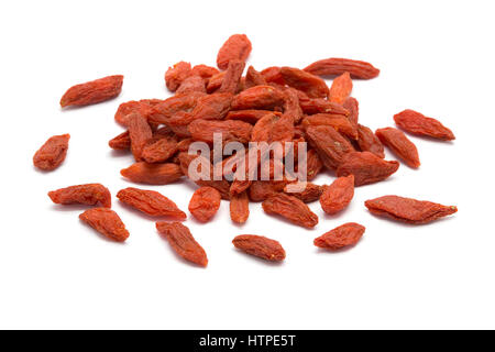 Haufen von getrockneten Goji-Beeren auf weißen Hintergrund isoliert Stockfoto
