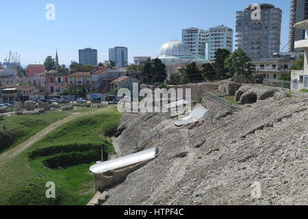 Amphitheater durres Durres ist im Zentrum der Stadt und ist nur halb ausgegraben. Es war zu Beginn des 2. Jahrhunderts gebaut, für Performances. Stockfoto