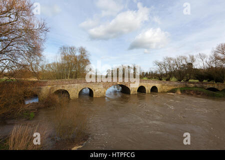 Bilovec alte Brücke, eine mittelalterliche 17. Jahrhundert steinerne Brücke über den Fluss Avon bei Bilovec, Worcestershire, England UK Stockfoto