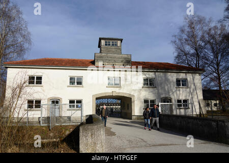 Dachau, KZ: Jourhaus (SS Büros) mit Main camp Tor, Oberbayern, Oberbayern, Bayern, Bayern, Deutschland Stockfoto