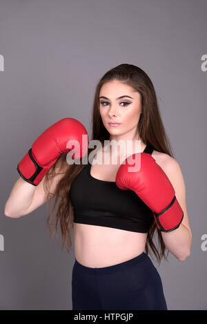 Porträt einer jungen Frau Boxer tragen rote Boxhandschuhe Stockfoto