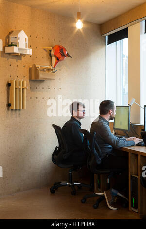 Innenansicht mit Kork verkleidet Pod. Selenky Parson Büro, Brockley, Vereinigtes Königreich. Architekt: selenckyparsons, 2017. Stockfoto