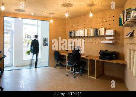 Innenansicht mit Kork verkleidet Pod. Selenky Parson Büro, Brockley, Vereinigtes Königreich. Architekt: selenckyparsons, 2017. Stockfoto