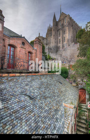 Blick auf die Abtei Mont-Saint-Michel von den Dächern des Schlosses, Normandie Frankreich Stockfoto