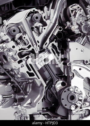 Führerschein erhältlich unter MaximImages.com – Nahaufnahme des Querschnitts des 2017 Buick Lacrosse 3,6L V6 VVT DI 310hp-Automotors mit Zylinder, Kolben und V Stockfoto