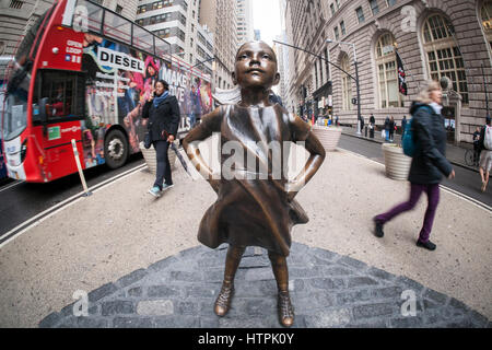 Die Bronzestatue, furchtlosen Mädchen des Künstlers Kristen Visbal erregte im Bowling Green Park in New York am ersten Tag, Dienstag, 7. März 2017. Kurz vor dem internationalen Frauentag installiert, es ist eine Kampagne von State Street Global Advisors (SSGA), die Unternehmen zu erziehen, die Frauen in Führungspositionen haben eine bessere Leistung und fordere die 3500 Unternehmen, die gemeinsam haben mehr als $ 30 Billionen in Marktkapitalisierung erhöhen den Anteil von Frauen in den Aufsichtsräten. SSGA hat der SPDR® SSGA Gender Diversity Index ETF-Handel unter dem Pseudonym "sie". (© Richard B. Stockfoto