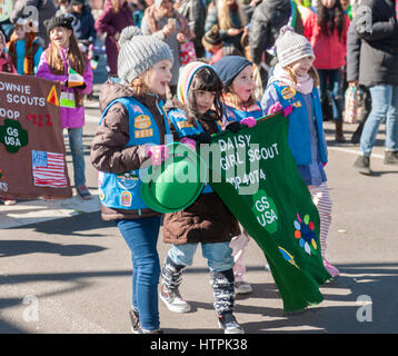 Lokalen Pfadfinderin Truppen marschieren in Sunnyside, Queens St. Patrick's Parade am 5. März 2017. Angekündigt als "St. Pats For All" die festliche Veranstaltung als Alternative zur New York Parade gestartet und Organisatoren haben uns bemüht, machen die Parade inklusive so dass schwule und Lesben zu marschieren, die von der New York Parade verboten wurden. (© Richard B. Levine) Stockfoto