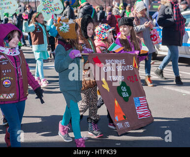 Lokalen Pfadfinderin Truppen marschieren in Sunnyside, Queens St. Patrick's Parade am 5. März 2017. Angekündigt als "St. Pats For All" die festliche Veranstaltung als Alternative zur New York Parade gestartet und Organisatoren haben uns bemüht, machen die Parade inklusive so dass schwule und Lesben zu marschieren, die von der New York Parade verboten wurden. (© Richard B. Levine) Stockfoto