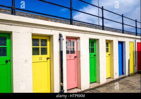 Bunt bemalte Türen, ehemalige Umkleidekabinen, im Hafengebiet von North Berwick, East Lothian, Schottland, Großbritannien Stockfoto