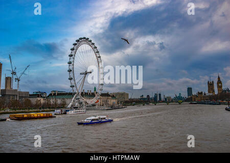 Das berühmte London Eye Rad neben der Themse in London Stadt, UK. Stockfoto