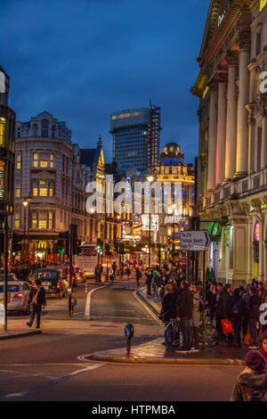 Wunderbare Stadtbild Ansicht vom Zentrum Londons entfernt. Verkehr am Picadilly Circus Square gegen schwere bewölktem Himmel. Straßenfotografie in einem regnerischen Tag, Londo Stockfoto