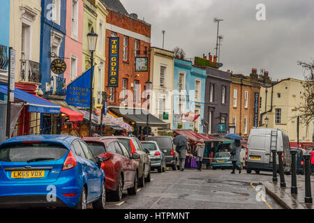 Tante-Emma-Laden und schönen bunten Häuser in der berühmten Notting Hill gegen ein bewölkter Himmel. London, Vereinigtes Königreich. Stockfoto