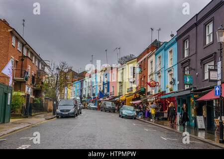 Tante-Emma-Laden und schönen bunten Häuser in der berühmten Notting Hill gegen ein bewölkter Himmel. London, Vereinigtes Königreich. Stockfoto