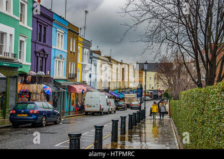 Tante-Emma-Laden und schönen bunten Häuser in der berühmten Notting Hill gegen ein bewölkter Himmel. London, Vereinigtes Königreich. Stockfoto