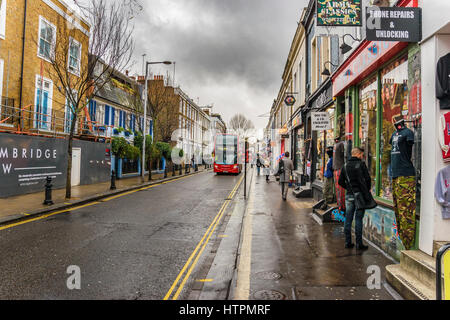 Tante-Emma-Laden und schönen bunten Häuser in der berühmten Notting Hill gegen ein bewölkter Himmel. London, Vereinigtes Königreich. Stockfoto