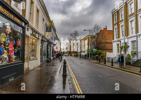 Tante-Emma-Laden und schönen bunten Häuser in der berühmten Notting Hill gegen ein bewölkter Himmel. London, Vereinigtes Königreich. Stockfoto