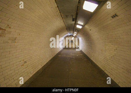 Lange Vintage Tunnel unter der Themse in Greenwich, London, England, Vereinigtes Königreich Stockfoto