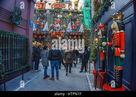 Bunt geschmückte Straßen von Weihnachten Psiri Gebiet im Zentrum von Athen in der Nähe von Monastiraki. Winter in Attika - Griechenland. Stockfoto