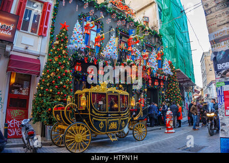 Bunt geschmückte Straßen von Weihnachten Psiri Gebiet im Zentrum von Athen in der Nähe von Monastiraki. Winter in Attika - Griechenland. Stockfoto