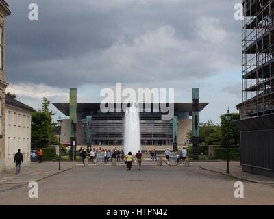 Kopenhagen, Dänemark - 28. Juni 2015: Menschen zu Fuß in Richtung Royal Danish Opera House in Kopenhagen an einem bewölkten Sommertag.  Große outdoor Stockfoto