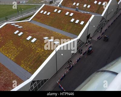 Kopenhagen, Dänemark - 29. Juni 2015: Blick hinunter auf das Sedum grünen Dach des Terminal 1 Kopenhagen Malmö Cruise Terminal.  Sonnenkollektoren und Pflanzen auf einer Stockfoto