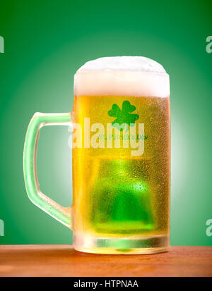 St. Patricks Tag Bierkrug mit grünen u-Boot Stockfoto