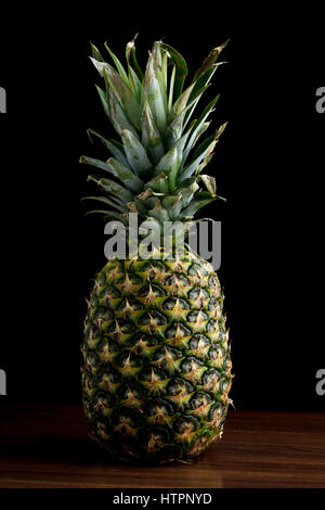 Ananas auf schwarzem Hintergrund isoliert Stockfoto