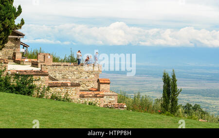 Signagi, Georgia - gesendete 16, 2016: Touristen im Kloster der heiligen Nino in Bodbe. Kathedrale wurde auf dem Grab der heiligen Nino im IV Jahrhundert gebaut. Sighna Stockfoto