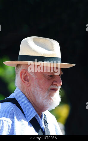 Reife bärtigen männlichen Zuschauer einen weißen Hut bei Kiama & Blues Jazz Festival 2017, Illawarra Coast, New-South.Wales, NSW, Australien Stockfoto