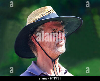 Männliche Zuschauer tragen runde Brille und einem Strohhut bei Kiama & Blues Jazz Festival 2017, Illawarra Coast, New-South.Wales, NSW, Australien Stockfoto