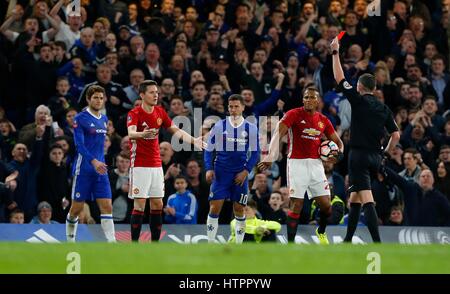 Ander Herrera von Manchester United ist abgeschickt von Schiedsrichter Michael Oliver während der FA-Cup-match zwischen Chelsea und Manchester United an der Stamford Bridge in London. 13. März 2017. NUR zur redaktionellen Nutzung *** FA Premier League und der Football League Bilder unterliegen DataCo Lizenz siehe www.football-dataco.com Stockfoto