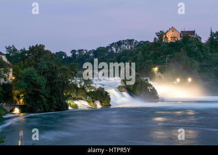 Neuhausen, Schweiz - 26. August 2008: Rhein Wasserfälle bei Neuhausen in der Schweiz bei Nacht Stockfoto