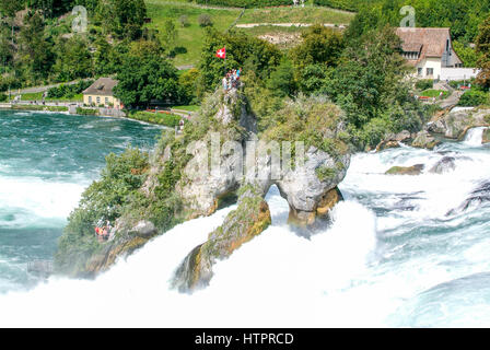 Neuhausen, Schweiz - 26. August 2008: Menschen genießen die Aussicht an der Spitze des Felsens, die in der Mitte der Rhein Wasserfälle bei Neuhause steht Stockfoto