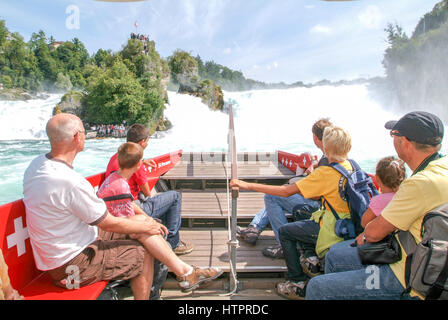 Neuhausen, Schweiz - 26. August 2008: Menschen in ein Touristenboot nähert sich der Rhein Wasserfälle bei Neuhausen in der Schweiz Stockfoto