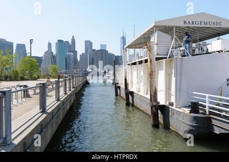 Bargemusic, klassische Musikveranstaltungen, Skyline von Manhattan, ehemalige Kaffee Schiff vertäut Fulton Ferry Landing, East River, Brooklyn, NYC, USA Stockfoto