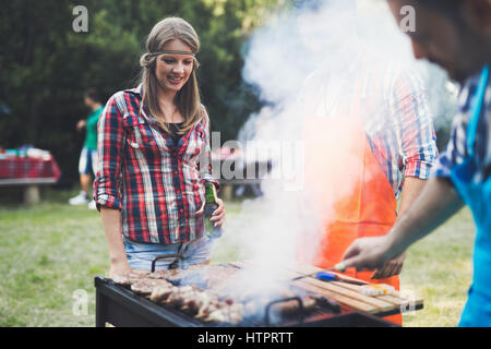 Glückliche Menschen mit camping und mit Grillparty im freien Stockfoto