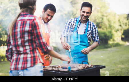 Glückliche Menschen mit camping und mit Grillparty im freien Stockfoto