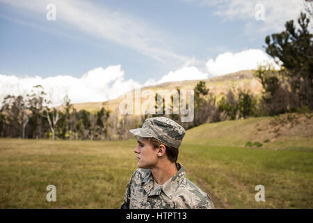 Junger Militär Soldat bewacht mit Boot camp Stockfoto