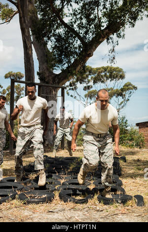 Trainer Militär Soldaten im Boot Camp Training verleiht Stockfoto