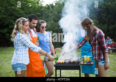 Freunde, die Spaß grillen Fleisch genießen Grillparty Stockfoto