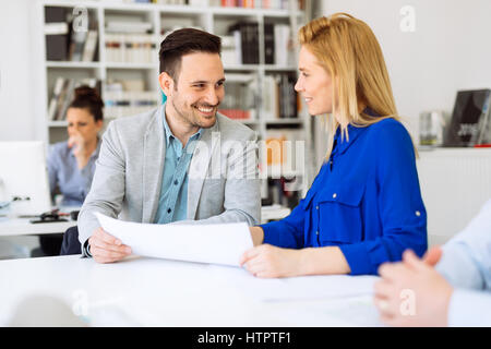 Unternehmer zusammen und sprechen über neue Ideen im Büro Stockfoto