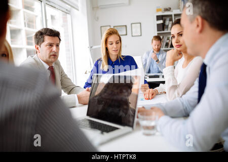 Unternehmer zusammen und sprechen über neue Ideen im Büro Stockfoto