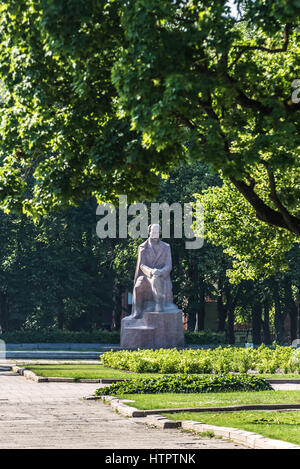 Statue von Janis "Rainis" Plieksans - lettische Dichter, Dramatiker und Politiker im Esplanade Park in Riga, Hauptstadt der Republik Lettland Stockfoto