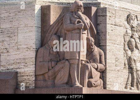 Skulpturen auf einem Sockel von Freedom Monument Ehren Gefallenen während der lettischen Unabhängigkeitskrieg in Riga, der Hauptstadt von Lettland Stockfoto