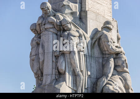 Skulpturen auf einem Sockel von Freedom Monument Ehren Gefallenen während der lettischen Unabhängigkeitskrieg in Riga, der Hauptstadt von Lettland Stockfoto