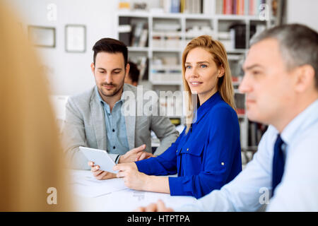 Geschäftsleute und Architekten diskutieren zukünftige Pläne Stockfoto