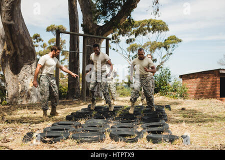 Trainer Militär Soldaten im Boot Camp Training verleiht Stockfoto