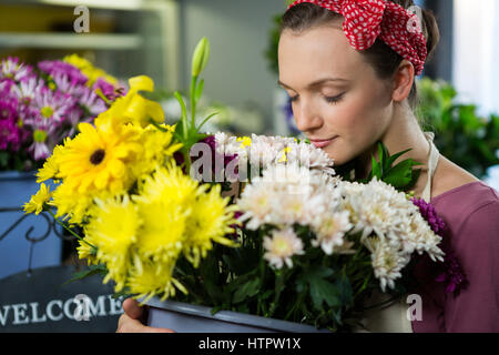 Weibliche riechen ein Bündel von Blume im Blumenladen Blumengeschäft Stockfoto